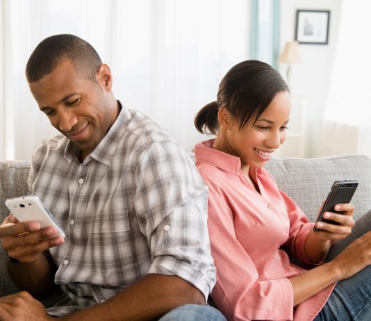 Are you a screen-snubber whose phone use is ruining your relationship? Take this test!